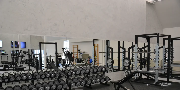 Vstup do nově otevřeného fitness GymArena Liberec a iontový nápoj