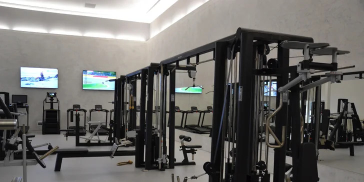 Vstup do nově otevřeného fitness GymArena Liberec a iontový nápoj