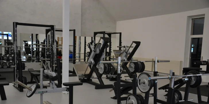 Vstup do nově otevřeného fitness GymArena Liberec a iontový nápoj