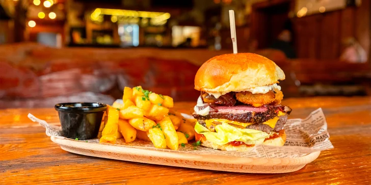 Luxusní beef pastrami burger a hranolky pro 1 nebo 2 osoby na westernovém ranči
