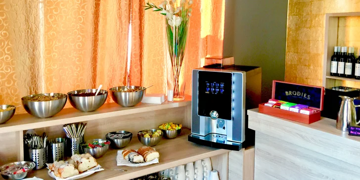 Pobyt v butikovém hotelu kousek od parku a léčivých pramenů: snídaně, bazén i privátní wellness