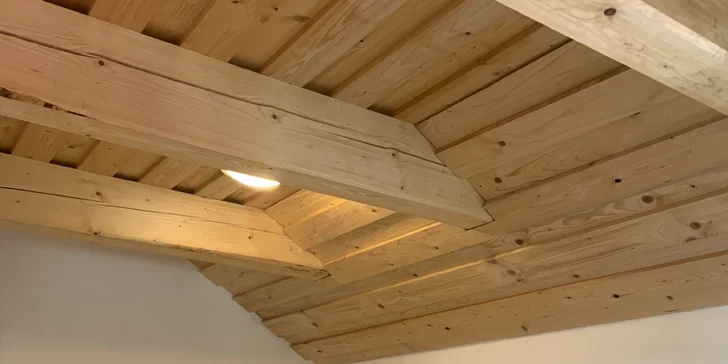Chata na okraji Brdské vrchoviny: ubytování až pro 8 osob, venkovní finská sauna i vířivý sud