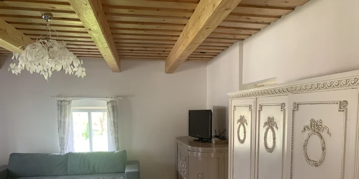 Chata na okraji Brdské vrchoviny: ubytování až pro 8 osob, venkovní finská sauna i vířivý sud
