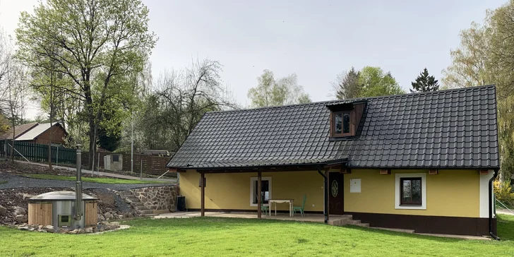 Chata na okraji Brdské vrchoviny: ubytování až pro 8 osob, venkovní finská sauna i vířivý sud