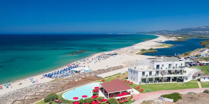 Sardinie s plnou penzí: Hotel Bellevue Resort Sardinia**** u písčité pláže, letenky i transfery v ceně