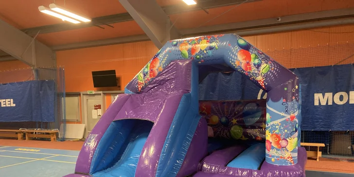 1000 či 2000 Kč na zapůjčení her či vybavení na oslavy: skákací hrad, dětský koutek, party stan a další