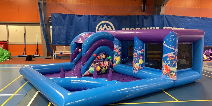 1000 či 2000 Kč na zapůjčení her či vybavení na oslavy: skákací hrad, dětský koutek, party stan a další