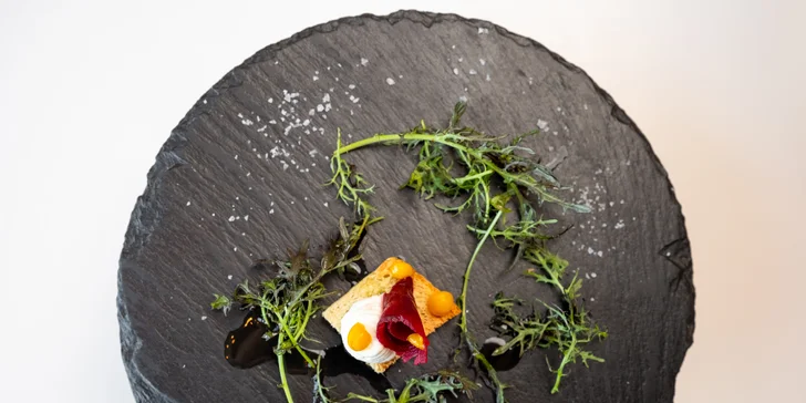 6chodové francouzské menu pro 2 osoby: maso i mořské plody, kuchař s michelinskou praxí