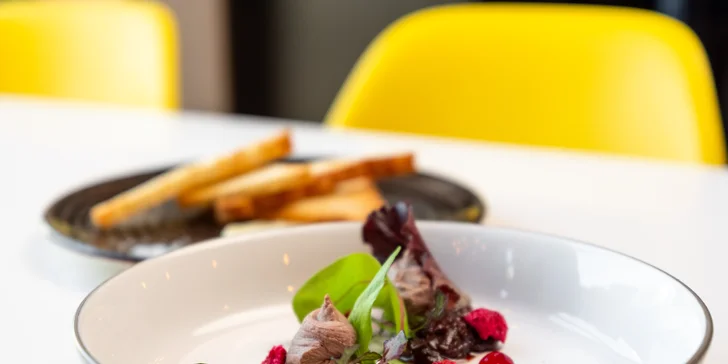 6chodové francouzské menu pro 2 osoby: maso i mořské plody, kuchař s michelinskou praxí