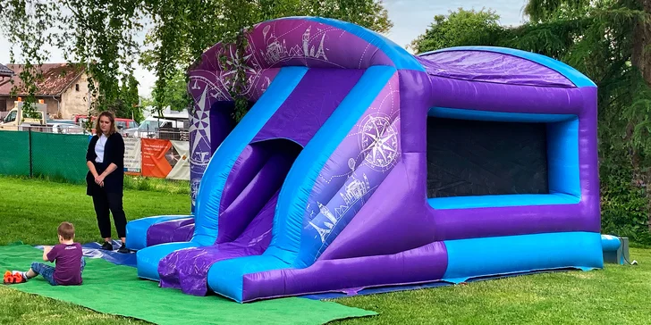 1000 či 2000 Kč na zapůjčení her či vybavení na oslavy: skákací hrad, dětský koutek, party stan a další