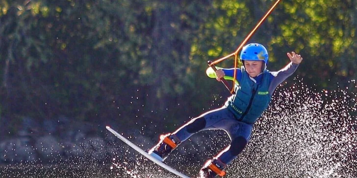 Parádní jízda po vodní hladině: wakeboarding až na 1 hodinu s možností trenéra pro 1–4 osoby