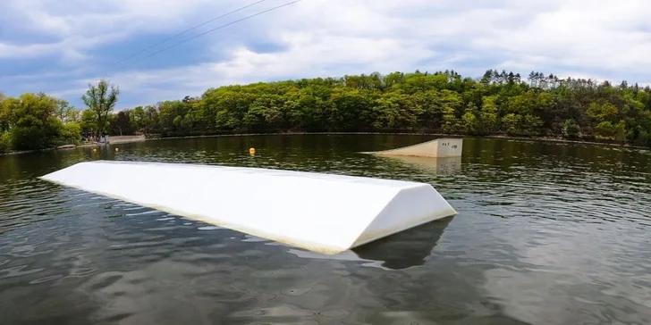 Parádní jízda po vodní hladině: wakeboarding až na 1 hodinu s možností trenéra pro 1–4 osoby