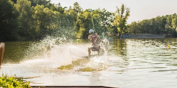 Parádní jízda po vodní hladině: wakeboarding až na 1 hodinu s možností trenéra pro 1–4 osoby