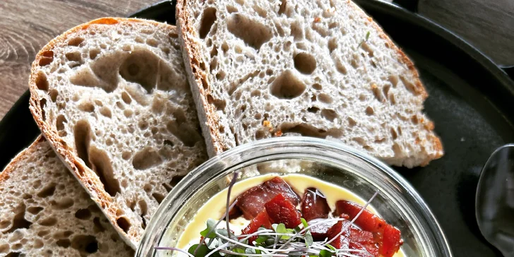 Brunch v designové kavárně: míchaná vajíčka, ovesná kaše, sendviče i nápoj