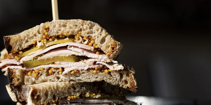 Brunch v designové kavárně: míchaná vajíčka, ovesná kaše, sendviče i nápoj