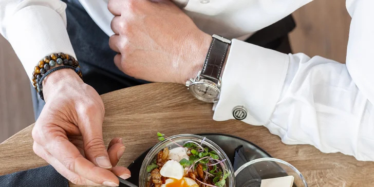 Brunch v designové kavárně: míchaná vajíčka, ovesná kaše, sendviče i nápoj