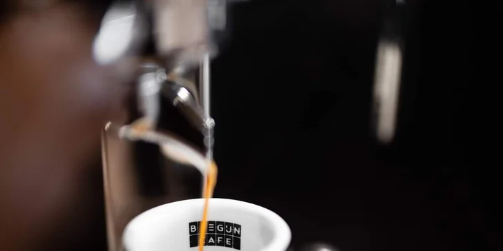 Brunch v designové kavárně: míchaná vajíčka, ovesná kaše, sendviče i nápoj