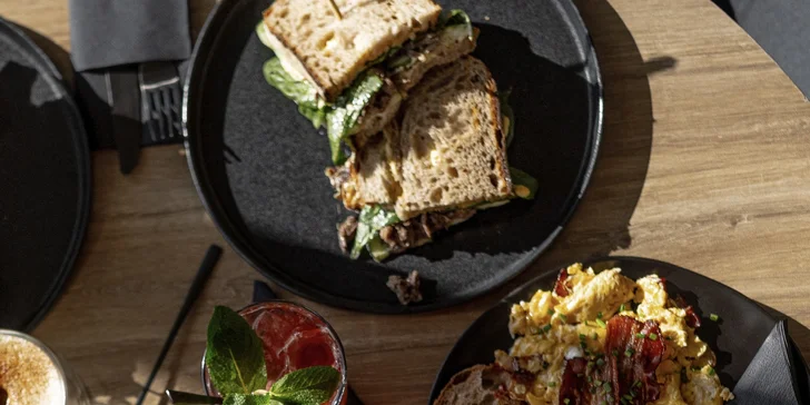 Brunch v designové kavárně: míchaná vajíčka, ovesná kaše, sendviče i nápoj