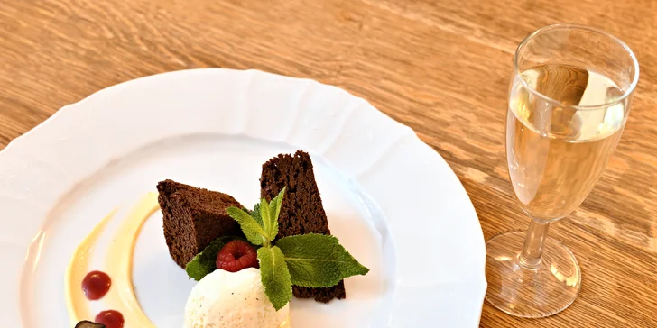 4chodové menu v Chateau Ctěnice i s neomezenou konzumací vína či piva pro 1–2 osoby