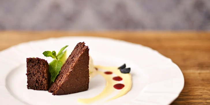 4chodové menu v Chateau Ctěnice i s neomezenou konzumací vína či piva pro 1–2 osoby
