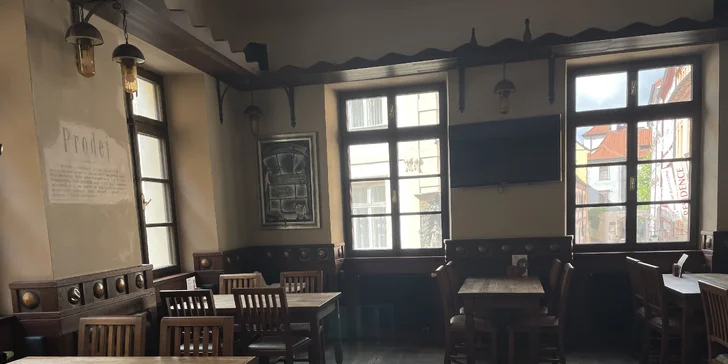 Vepřová žebírka nebo hamburger včetně degustace piv z lokálního pivovaru na Starém Městě