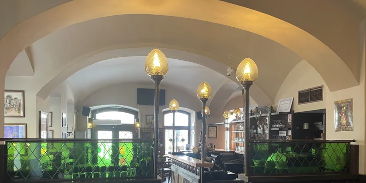 Vepřová žebírka nebo hamburger včetně degustace piv z lokálního pivovaru na Starém Městě