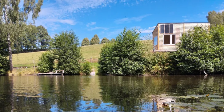 Dovolená v Českém Švýcarsku: tiny house u rybníku i privátní horký sud