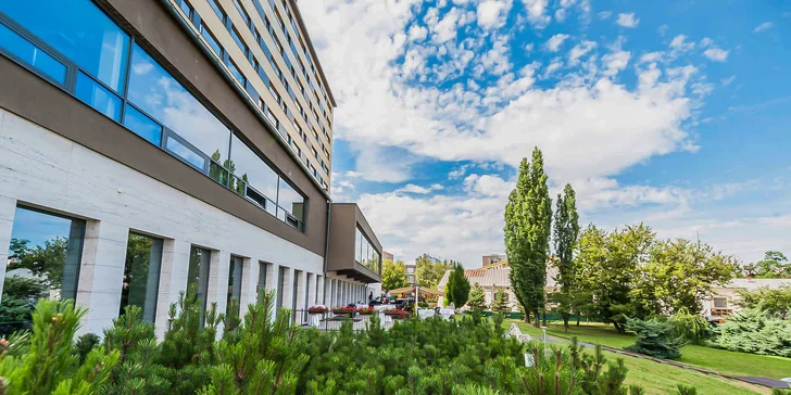 Moderní hotel v centru Košic: bufetová snídaně, 2hodinový wellness se saunou a vířivkou