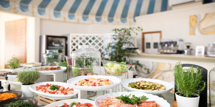 5* Grand Hotel Rimini: poloha hned u pláže, bazén, italské snídaně a úžasná atmosféra
