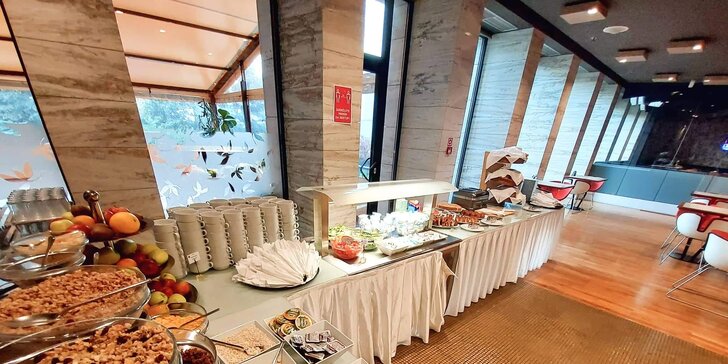 Moderní hotel v centru Košic: bufetová snídaně, 2hodinový wellness se saunou a vířivkou
