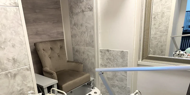 Péče o nohy: SPA pedikúra s klasickým lakováním i gel lakem