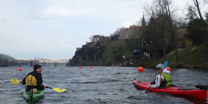 Zažijte historickou Prahu z vody: 3hodinový výlet na kajaku na Vltavě pro 1 i 2 osoby