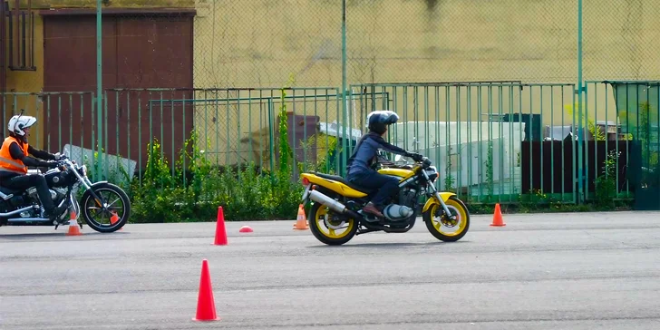 Poukaz na řidičský průkaz B nebo na motorku v hodnotě 2500 nebo 5000 Kč, zbytek doplatíte na místě