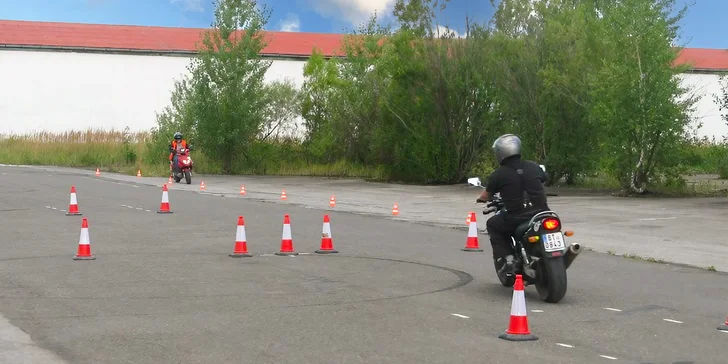 Poukaz na řidičský průkaz B nebo na motorku v hodnotě 2500 nebo 5000 Kč, zbytek doplatíte na místě