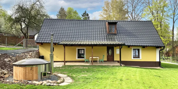 Chata na okraji Brdské vrchoviny: ubytování až pro 8 osob, venkovní finská sauna i vířivý sud