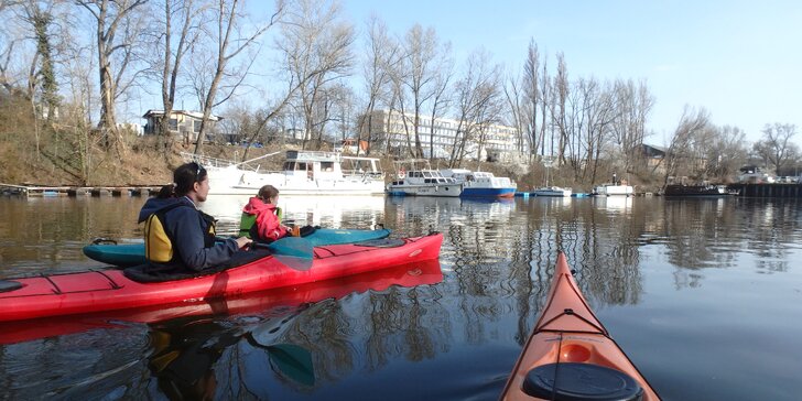Zažijte historickou Prahu z vody: 3hodinový výlet na kajaku na Vltavě pro 1 i 2 osoby