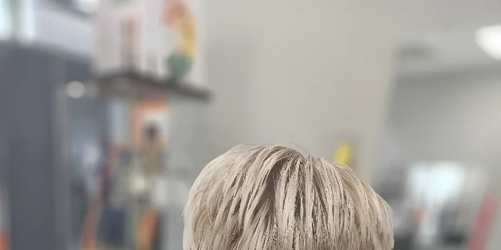 Kadeřnické balíčky s melírem pro všechny délky vlasů: střih, styling, melír