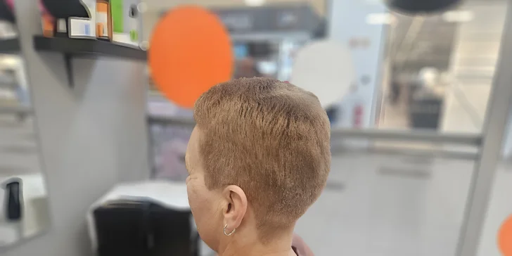 Kadeřnické balíčky s melírem pro všechny délky vlasů: střih, styling, melír