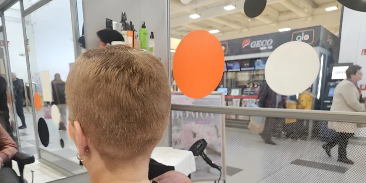 Kadeřnické balíčky s melírem pro všechny délky vlasů: střih, styling, melír