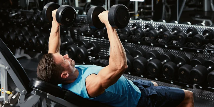 Vstup do nově otevřeného fitness GymArena Liberec a iontový nápoj