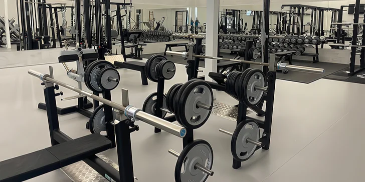 Vstup do nově otevřeného fitness GymArena Liberec a iontový nápoj