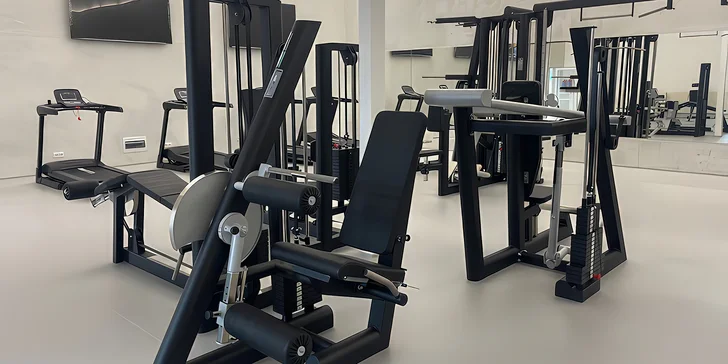 Vstup do nově otevřeného fitness GymArena Liberec a iontový nápoj