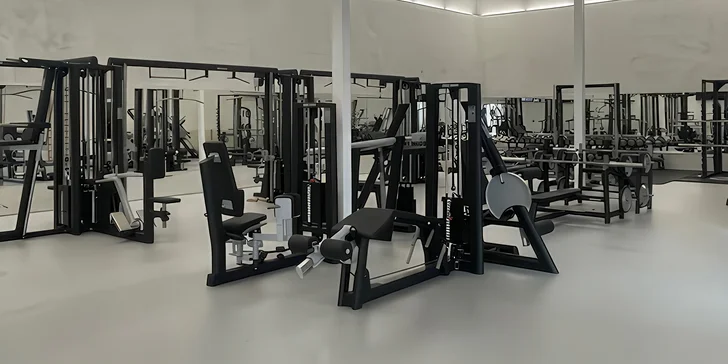 Vstup do nově otevřeného fitness GymArena Liberec a iontový nápoj