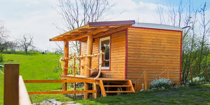 Pobyt mezi zvířátky na ranči: karavan, chatka či maringotka, mini zoo, koně a možnost snídaní