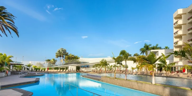 Letecky na Tenerife: pobyt v 4* hotelu s polopenzí nebo all inclusive, pláž 50 m od hotelu, bazén
