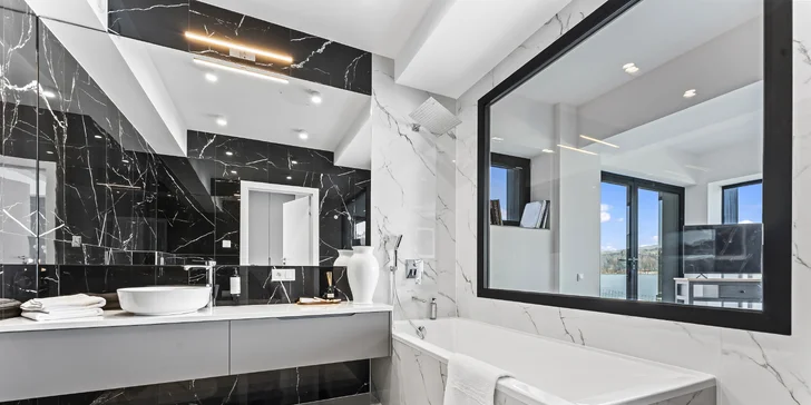 Moderní rodinný spa rezort na břehu Rožnovského jezera s wellness i jídlem