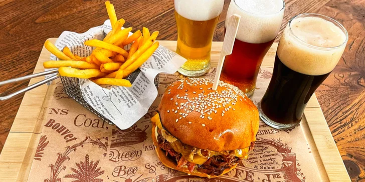 Vepřová žebírka nebo hamburger včetně degustace piv z lokálního pivovaru na Starém Městě