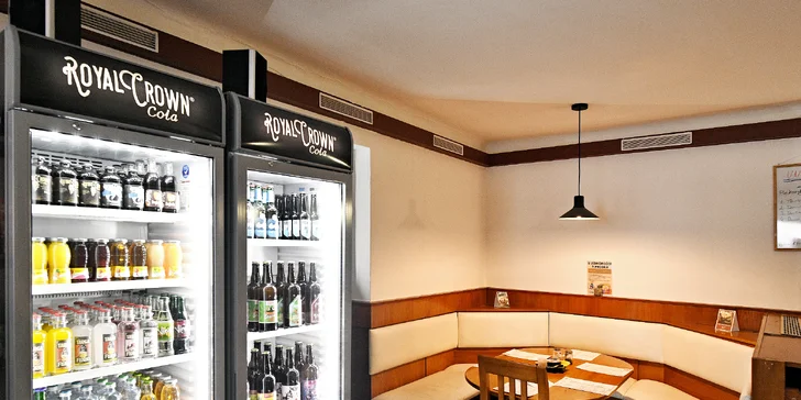 Burgery i s přílohou a pivem v restauraci U Jednorožce, deskové hry k zapůjčení zdarma