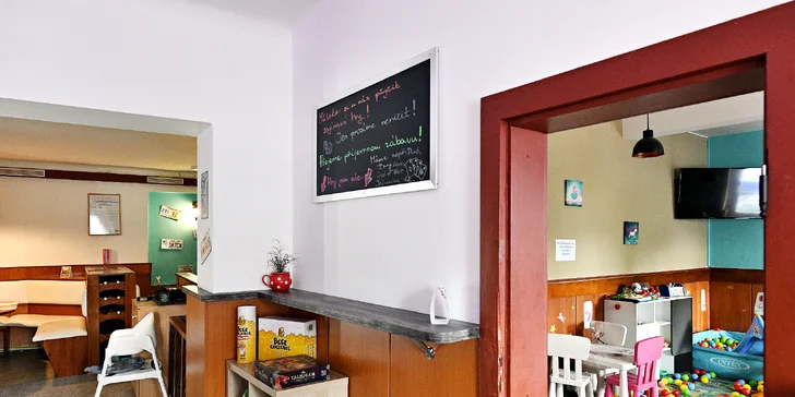 Burgery i s přílohou a pivem v restauraci U Jednorožce, deskové hry k zapůjčení zdarma
