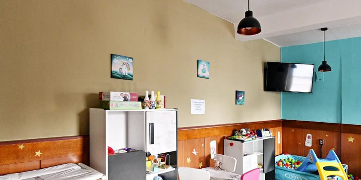 Burgery i s přílohou a pivem v restauraci U Jednorožce, deskové hry k zapůjčení zdarma